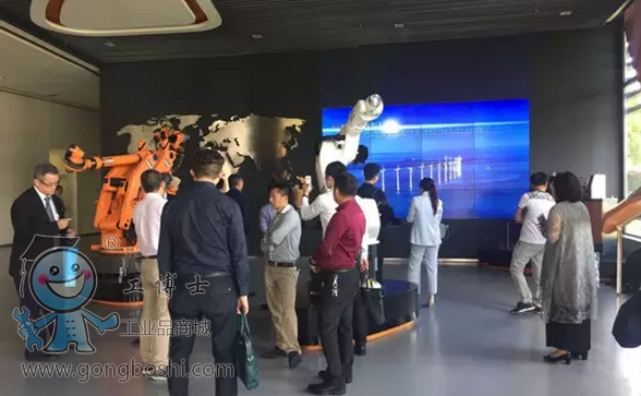 工博士組織參觀考察德國庫卡機(jī)器人工廠