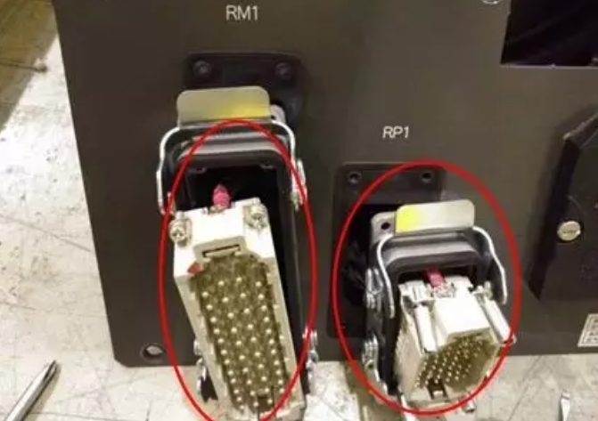 發(fā)那科R-2000i系列機(jī)器人本體電纜的拆卸步驟4