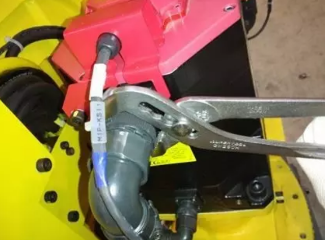 發(fā)那科R-2000i系列機(jī)器人本體電纜的拆卸步驟9