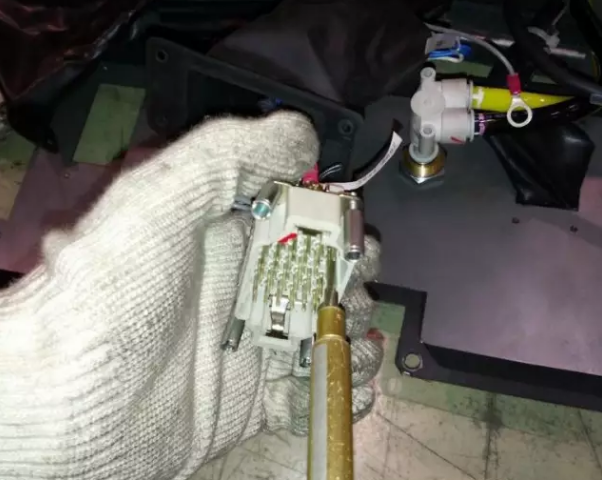 發(fā)那科R-2000i系列機器人本體電纜的安裝步驟9